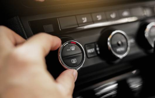Bilens luftkonditionering läcker: Vad du behöver veta för att hålla dig sval på vägen