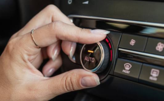 Hur du på ett korrekt sätt byter och reparerar luftkonditioneringsslangar och ledningar i din bil