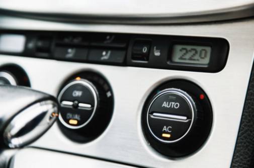 Riskerna med att ignorera läckage i biltilluftkonditioneringssystemet