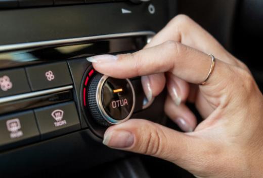 Vanliga gärningsmän bakom illaluktande lukter i bilens luftkonditioneringssystem